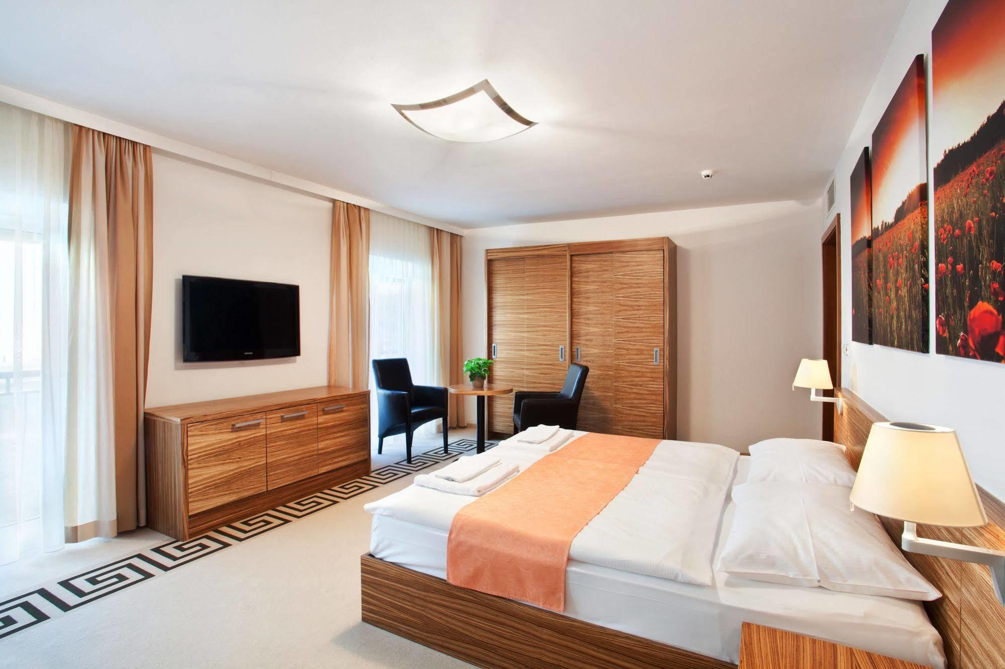 Casino & Admiral Hotel 3*